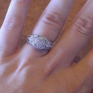 10k white gold. 1k diamond engagement ring